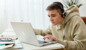 Iluzia competenței digitale: Generația Z din România, între încredere excesivă și realitatea ultimului loc din UE